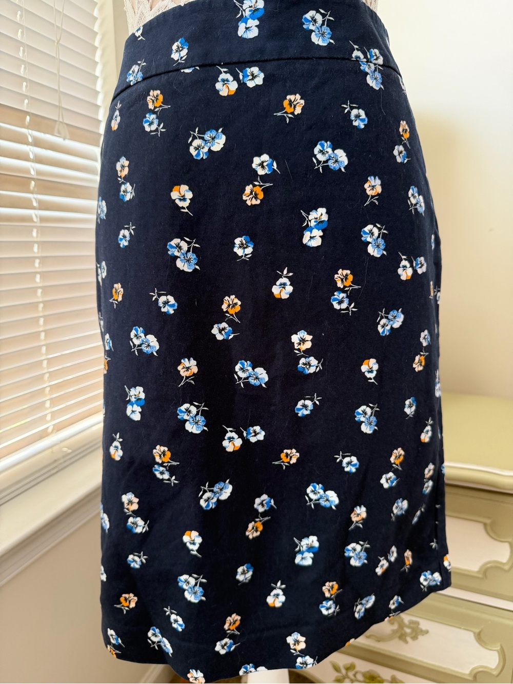 EUC Ann Taylor Factorh Navy Floral Pencil Skirt - Blue White Pansy Print Size 12